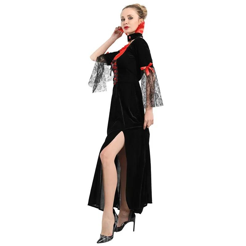 Femme portant un costume de vampire gothique noir et rouge
