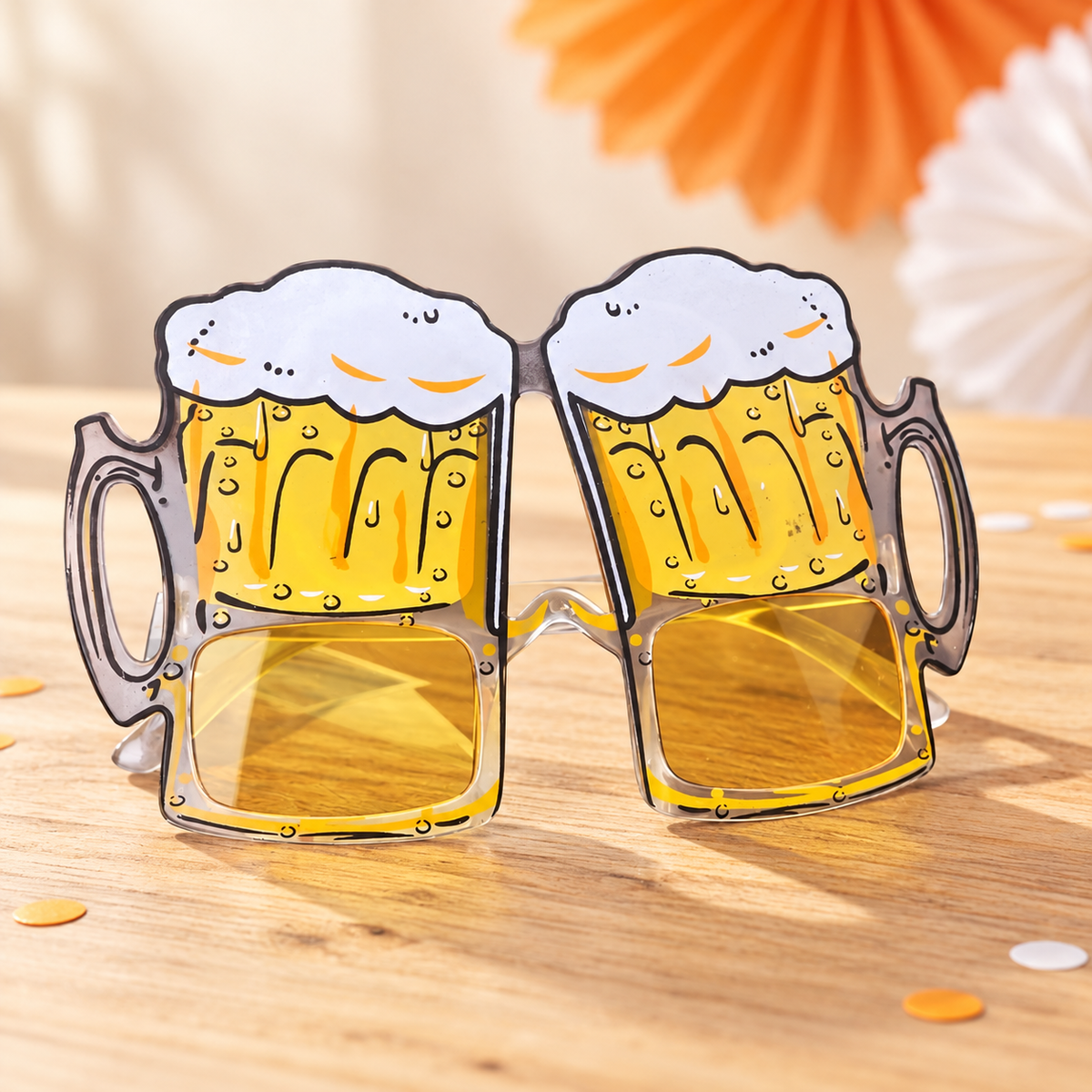 Lunettes chopes de bière sur une table claire avec décoration de soirée orange et blanche